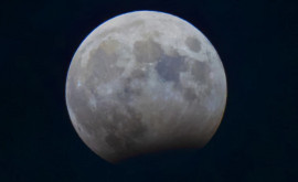 Cum sa văzut eclipsa parțială de Lună din noaptea de sîmbătă spre duminică