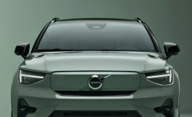 Descoperiți o lume de oportunități cu Volvo XC40 în trei versiuni captivante pe benzină hibrid și electric