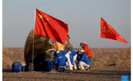 Trei astronauţi chinezi au revenit pe pămînt după o misiune în spaţiu