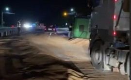 Un camion cu cereale sa răsturnat la Măgdăcești