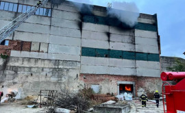 В Бельцах загорелось здание бывшего кирпичного завода