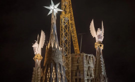 Световое шоу украсило башни знаменитого собора Святого семейства в Барселоне