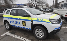 Un cetățean a descoperit cum este cuplată centura de siguranță întro mașină a poliției