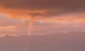 Fenomen spectaculos în Genova O trombă marină sa produs în timpul unui apus de soare 