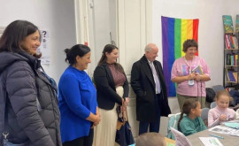 Ce caută un steag LGBT întrun centru pentru copii refugiați din Ucraina