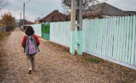Четверо школьников из одного села вынуждены идти по 5 километров пешком до школы