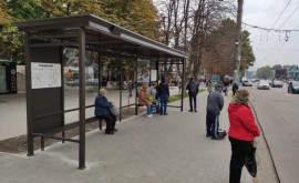 Sute de stații de așteptare renovate în municipiul Chișinău
