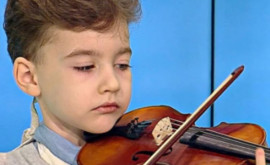 Are doar opt ani și o mare pasiune pentru vioară