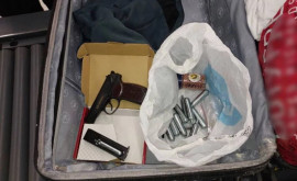 Un pistol pneumatic și muniție camuflate în bagajul unui străin