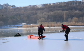 Prevenirea cazurilor de prăbușire sub gheață salvatorii în acțiune