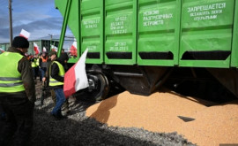 Fermierii polonezi au blocat calea ferată și au aruncat cereale ucrainene din vagon
