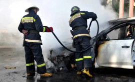 O mașină a fost cuprinsă de flăcări în capitală