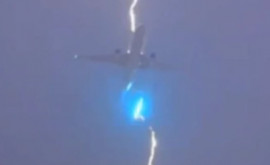 Priveliște șocantă Un fulger lovește un avion