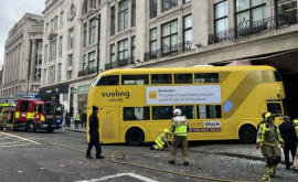 Автобус врезался в окно здания в центре Лондона