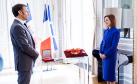 Macron ia înmînat Maiei Sandu cea mai înaltă distincție al Franței