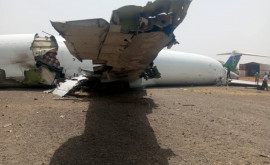 Грузовой самолет разломился на две части при посадке