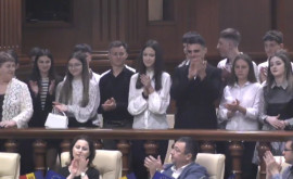Танцоры ансамбля Хечений присутствовали на заседании парламента