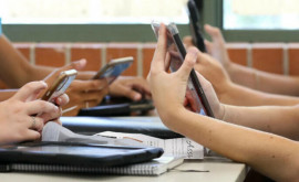 Telefoanele mobile ar putea fi interzise la școală în Republica Moldova