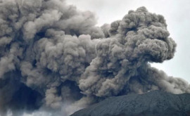 Лава и облака пепла впечатляющие виды извержения вулкана