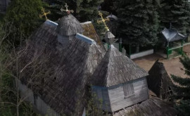 Biserica din lemn din satul Măcăreuca veche de peste 230 de ani riscă să se prăbușească