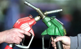 Benzina se scumpește iar motorina se ieftinește în Moldova