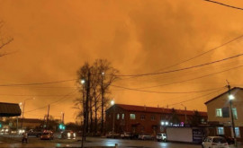 Небо над одним из российских городов окрасилось в жёлтый цвет
