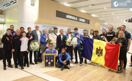 Cîștigătorii Campionatului European de box și antrenorii lor întîmpinați solemn pe aeroportul din Chișinău
