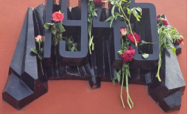 Тысячи граждан возложили цветы к Вечному огню на Мемориальном комплексе Вечность 