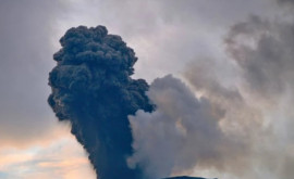 Pregătri pentru evacuare Un vulcan periculos sa activat în Indonezia