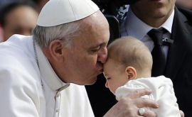 Папа Римский призвал женщин кормить младенцев в церкви