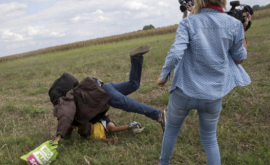 Jurnalista filmată în timp ce lovea migranți a fost condamnată