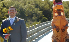 O mireasă a venit la nuntă în costum de tiranozaur VIDEO