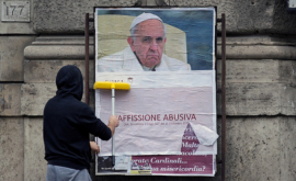 На улицах Рима появились плакаты с критикой действий Папы Римского