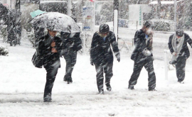 Meteorologii prognozează ninsori lapoviță și ploi
