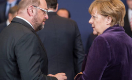 Меркель проигрывает Шульцу в рейтинге популярности