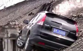 Imagini de rîsuplînsu O mașină a rămas blocată pe acoperișul unei case VIDEO