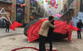 Un chinez a făcut cadou soției o piatră de 33 de tone