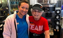 O femeie de 94 de ani lucrează de mai bine de patru decenii la același restaurant
