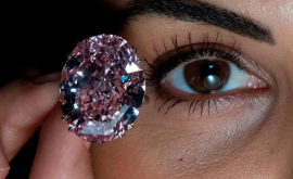 Faimosul diamant roz Pink Star vîndut la licitație pentru 712 miln de dolari
