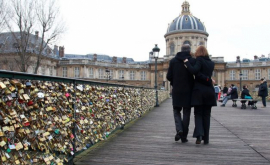 Замки любви с моста Искусств в Париже уйдут с молотка