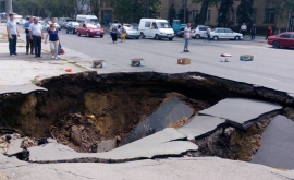 În Chișinău se surpă drumurile O mașină sa pravalit în asflat FOTO