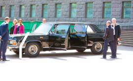 Două mașini de epocă expuse în fața Parlamentului FOTO