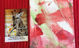 O girafă îi răsfață cu picturi pe vizitatorii unei rezervații VIDEO