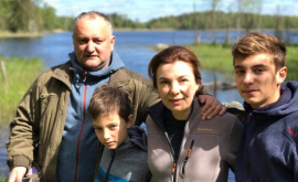 Igor Dodon a mers la pescuit împreună cu familia FOTO