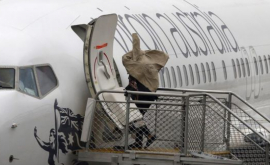 В одном из аэропортов пассажиры выпрыгивали из самолета на взлетную полосу
