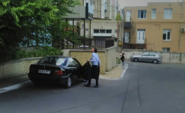 Chirtoacă relaxat surprins pe o stradă din Chişinău