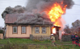 Casa unei familii cu 3 copii din raionul Orhei cuprinsă de flăcări