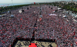На акцию протеста в Стамбуле вышли десятки тысяч человек