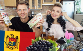 Doi vloggeri estonieni au gustat vinul și bomboanele moldovenești