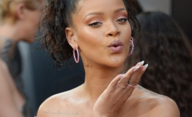 Rihanna a atras atenția fanilor întro rochie inedită FOTO